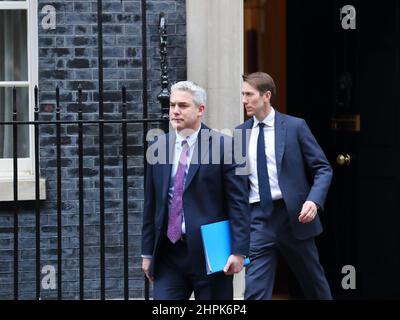 London, Großbritannien. 22nd. Februar 2022. Der Minister für das Kabinett Steve Barclay verlässt die Downing Street nach dem COBRA-Treffen zum briefing des parlaments über die Entwicklungen in der Ukraine-Krise. Quelle: Uwe Deffner/Alamy Live News Stockfoto