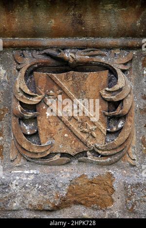 Das Wappen von Overbury wurde in die Wand der Church of St Lawrence, Barton on the Heath, Warwickshire, geschnitzt Stockfoto