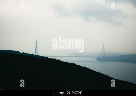 Yavuz Sultan Selim Brücke. 3rd Brücke auf dem Bosporus in Istanbul. Moody und regnerischer Himmel. Lärm inklusive. Selektiver Fokus. Stockfoto