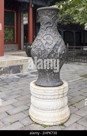 Der Sommerpalast in Peking Langlebigkeit - Kupfervase Stockfoto