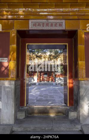 Der Sommerpalast in Peking Südsee Insel schnittigen neuen Geist regen Schrein Stockfoto