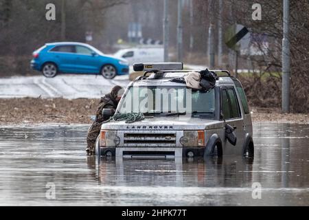 Castleford, Großbritannien. 22nd. Februar 2022. Fahrzeuge sind auf der Barnsdale Road, Castleford, gestrandet, nachdem der Sturm Franklin am Wochenende in Castleford, Großbritannien, den Fluss Aire dazu gebracht hatte, seine Ufer zu sprengen, am 2/22/2022. (Foto von James Heaton/News Images/Sipa USA) Quelle: SIPA USA/Alamy Live News Stockfoto