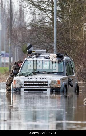 Castleford, Großbritannien. 22nd. Februar 2022. Fahrzeuge sind auf der Barnsdale Road, Castleford, gestrandet, nachdem der Sturm Franklin am Wochenende in Castleford, Großbritannien, den Fluss Aire dazu gebracht hatte, seine Ufer zu sprengen, am 2/22/2022. (Foto von James Heaton/News Images/Sipa USA) Quelle: SIPA USA/Alamy Live News Stockfoto