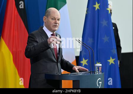 Berlin, Deutschland. 22nd. Februar 2022. Bundeskanzler Olaf Scholz (SPD) hält nach ihren Gesprächen im Kanzleramt eine gemeinsame Pressekonferenz mit dem irischen Premierminister Martin ab. Quelle: John MacDougall/AFP-Pool/dpa/Alamy Live News Stockfoto