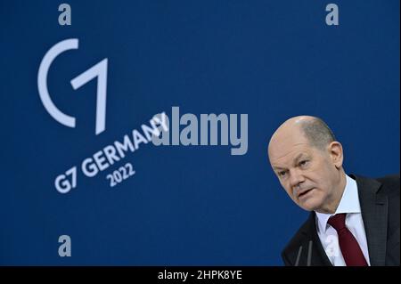 Berlin, Deutschland. 22nd. Februar 2022. Bundeskanzler Olaf Scholz (SPD) hält nach ihren Gesprächen im Kanzleramt eine gemeinsame Pressekonferenz mit dem irischen Premierminister Martin ab. Quelle: John MacDougall/AFP-Pool/dpa/Alamy Live News Stockfoto