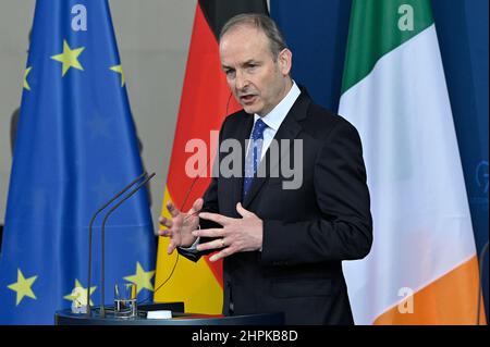 Berlin, Deutschland. 22nd. Februar 2022. Micheal Martin, Premierminister von Irland, hält nach ihren Gesprächen im Kanzleramt eine gemeinsame Pressekonferenz mit Kanzler Scholz ab. Quelle: John MacDougall/AFP-Pool/dpa/Alamy Live News Stockfoto