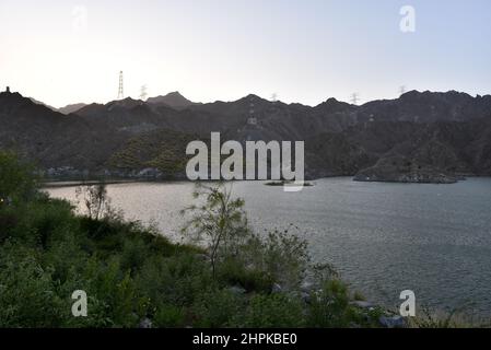 Al Rafisah Damm Khorfakkan Vereinigte Arabische Emirate März 22 2021 der Blick und um den Al Rafisah Damm in der Nähe von Wadi Shis im Hajar Gebirge Stockfoto