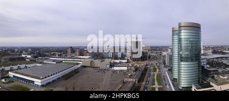 Große Krane auf der Baustelle in der Nähe des Hauptbahnhofs und des Handelszentrums der niederländischen Stadt.Urb Stockfoto