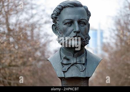 MINSK, WEISSRUSSLAND - 20. FEBRUAR 2022: Büste von Henry Dunant, dem Gründer der Organisation des Roten Kreuzes auf einer Straße in Minsk Stockfoto