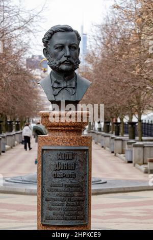 MINSK, WEISSRUSSLAND - 20. FEBRUAR 2022: Büste von Henry Dunant, dem Gründer der Organisation des Roten Kreuzes auf einer Straße in Minsk Stockfoto