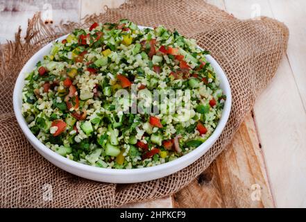 Traditioneller mittelöstlicher Tabbouleh-Salat aus Bulgar-Weizen Stockfoto