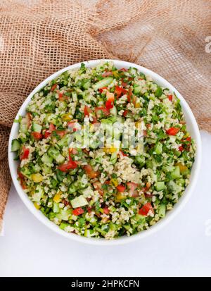 Traditioneller mittelöstlicher Tabbouleh-Salat aus Bulgar-Weizen Stockfoto