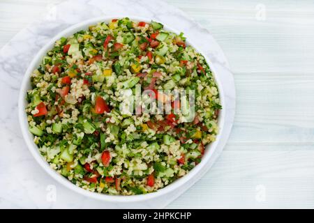 Traditioneller mittelöstlicher Tabbouleh-Salat aus Bulgar-Weizen Stockfoto