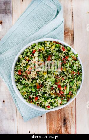 Traditioneller mittelöstlicher Tabbouleh-Salat aus Bulgar-Weizen Stockfoto