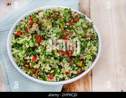 Traditioneller mittelöstlicher Tabbouleh-Salat aus Bulgar-Weizen Stockfoto