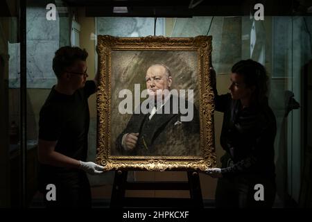 London, Großbritannien. 22nd. Februar 2022. Winston Churchill „The Freedom Portrait“ wird in den Churchill war Rooms, Westminster, gezeigt. Das selten gesehene Freedom Portrait, das Frank Salisbury aus einer 30-minütigen Sitzung im November 1944 in Öl gemalt hat, wird vorübergehend im Map Room in den historischen Churchill war Rooms des IWM gezeigt. Das Gemälde ist Teil der bestehenden Ausstellung „Wartime London - Art of the Blitz“, die vom 23rd. Februar bis zum 24th. April stattfindet. Kredit: Guy Corbishley/Alamy Live Nachrichten Stockfoto