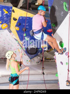 Ein paar Alpinisten üben in zwei Indoor-Klettern Stockfoto