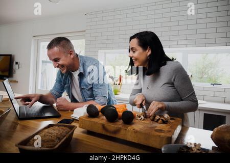 Glückliches Paar Kochen in der Küche zu Hause Stockfoto