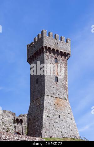 Vertikale Nahaufnahme des Aussichtsturms der Burg Rocca di Radicofani. Toskana, Italien Stockfoto