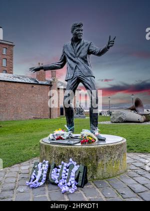 Royal Albert Dock, Liverpool. Statue von Billy Fury, am Wasser. Stockfoto