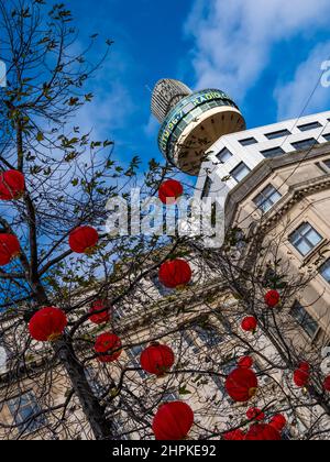 Liverpool Radio City Tower, bekannt als St. John's Beacon, mit chinesischen Neujahrslaternen, die an einem Winterbaum hängen. Stockfoto