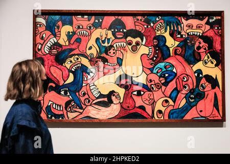 London, Großbritannien. 22nd. Februar 2022. Ein tate Modell mit Malangatana Ngwenya, ohne Titel, 1967. Surrealismus jenseits der Grenzen ist eine wegweisende Ausstellung, die zeigen soll, wie Künstler auf der ganzen Welt und über 50 Jahre hinweg vom Surrealismus inspiriert und vereint wurden. Es läuft in der Tate Modern vom 24. Februar - 29. August 2022. Kredit: Imageplotter/Alamy Live Nachrichten Stockfoto