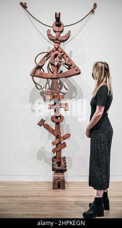London, Großbritannien. 22nd. Februar 2022. Personalmodell mit Frederick Kiesler, Totem für alle Religionen, 1947. Surrealismus jenseits der Grenzen ist eine wegweisende Ausstellung, die zeigen soll, wie Künstler auf der ganzen Welt und über 50 Jahre hinweg vom Surrealismus inspiriert und vereint wurden. Es läuft in der Tate Modern vom 24. Februar - 29. August 2022. Kredit: Imageplotter/Alamy Live Nachrichten Stockfoto