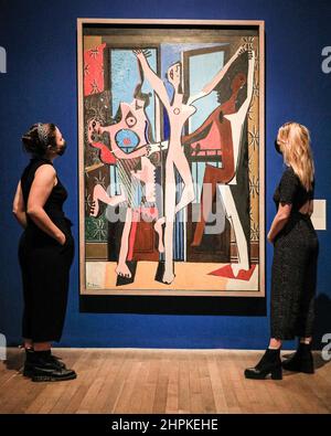 London, Großbritannien. 22nd. Februar 2022. Mitarbeiter posieren mit Pablo Picasso, Les Trois Danseuses, 1925. Surrealismus jenseits der Grenzen ist eine wegweisende Ausstellung, die zeigen soll, wie Künstler auf der ganzen Welt und über 50 Jahre hinweg vom Surrealismus inspiriert und vereint wurden. Es läuft in der Tate Modern vom 24. Februar - 29. August 2022. Kredit: Imageplotter/Alamy Live Nachrichten Stockfoto