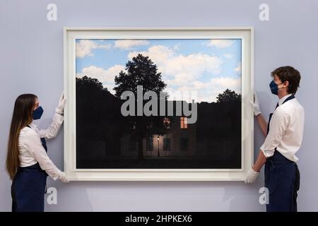 London, Großbritannien. 22. Februar 2022. Techniker präsentieren „L’Empire des Lumières“, 1961, von René Magritte, (est. In mehr als £45 Millionen). Vorschau auf Sothebys bevorstehenden Verkauf moderner und zeitgenössischer Kunst. Die Werke werden am 2. März in den Galerien in der New Bond Street von Sotheby versteigert. Kredit: Stephen Chung / Alamy Live Nachrichten Stockfoto