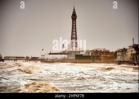 Blackpool an einem stürmischen Tag bei Flut im Winter Stockfoto