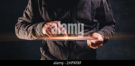 Mann mit einem digitalen Tablet-Computer, Nahaufnahme der Hand, die auf den Touchscreen tippt, selektiver Fokus Stockfoto