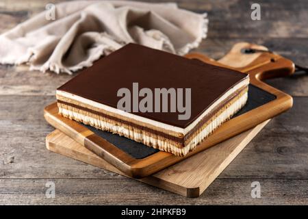 Opera Cake Dessert Scheibe auf Holztisch Stockfoto