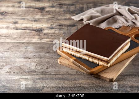 Opera Cake Dessert Scheibe auf Holztisch Stockfoto