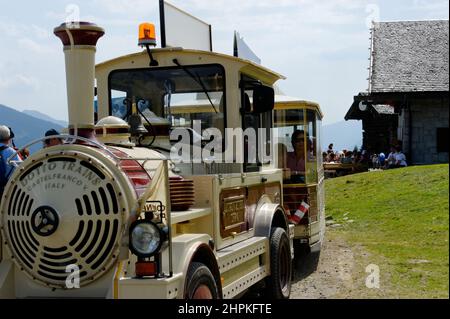 Kleinbahn zur Malga Ritorto Berghütte, Madonna di Campiglio, Trentino Alto Adige, Italien Stockfoto