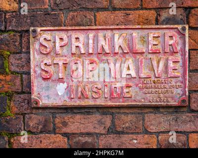 Altes verwittertes Eisenschild, „Sprinkler-Absperrventil innen“, Stockfoto