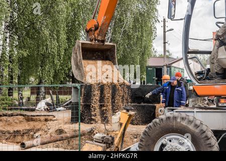 Weißrussland, Region Minsk - 20. Mai 2020: Schaufelbagger mit Sand oder Erde Erdarbeiten auf einer Baustelle in einem industriellen A Stockfoto