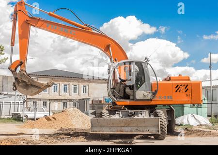 Weißrussland, Minsk Region - 20. Mai 2020: Bagger Schwerindustrie Maschinen Grabungsarbeiten Industrie auf der Baustelle. Stockfoto