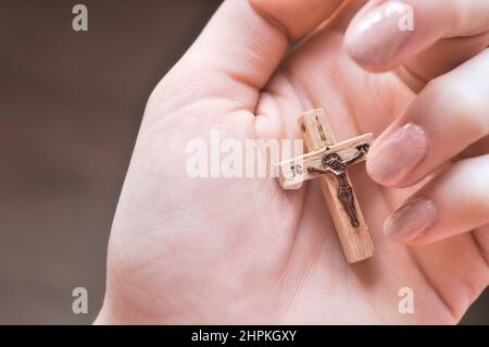 Orthodoxer Christus mit Kreuzigung in der Hand.Übersetzung aus dem Russischen :Jesus Christus Stockfoto