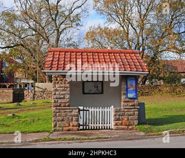 Bushaltestelle in Goathland, Yorkshire. Gating, um das Eindringen von Schafen zu verhindern. Stockfoto