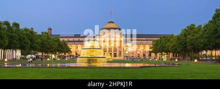 Panoramablick auf den Wiesbadener Kurpark und das Kasino, Deutschland Stockfoto