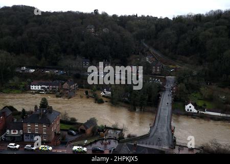 Ein allgemeiner Blick auf Ironbridge, Shropshire, nach starken Winden und nassem Wetter. Das Umweltbundesamt hat Gemeinden in Teilen der West Midlands und Nordenglands, insbesondere entlang des Flusses Severn, aufgefordert, sich bis Mittwoch nach den starken Regenfällen des Sturms Franklin auf erhebliche Überschwemmungen vorzubereiten. Bilddatum: Dienstag, 22. Februar 2022. Stockfoto