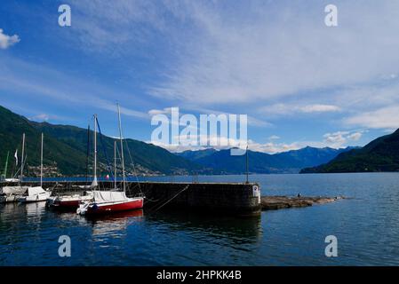 Hafen von Cannobio, Lago Maggiore. Lombardei, Italien. Hochwertige Fotos Stockfoto