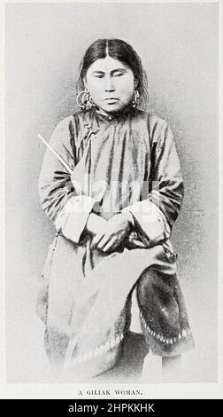 Eine Giliak-Frau der Nivkh oder Gilyak (auch Nivkhs oder Gilyaks) Sind eine indigene ethnische Gruppe, die die nördliche Hälfte der Insel Sachalin und den unteren Amur-Fluss und die Küste auf dem angrenzenden russischen Festland und historisch möglicherweise Teile der Mandschurei bewohnt. Aus dem Buch „die lebenden Rassen der Menschheit“ eine beliebte illustrierte Darstellung der Bräuche, Gewohnheiten, Verfolgungen, feasts & Ceremonies of the Races of Mankind throughout the world von Sir Harry Hamilton Johnston und Henry Neville Hutchinson Band 2 Veröffentlicht in London von Hutchinson & Co. Im Jahr 1902 Stockfoto