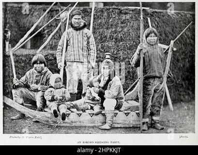 EINE ESKIMO-SCHLITTENPARTY Eskimo oder Eskimos bezeichnet zwei eng verwandte indigene Völker: Die Inuit (einschließlich der Alaskan Iñupiat, der grönländischen Inuit und der kanadischen Inuit) und die Yupik (oder Yuit) aus Ostsibirien und Alaska. Eine verwandte dritte Gruppe, die Aleut, die auf den Aleuten leben, ist im Allgemeinen von der Definition von Eskimo ausgeschlossen. Die drei Gruppen teilen sich einen relativ jungen gemeinsamen Vorfahren und sprechen verwandte Sprachen, die zur Eskimo-Aleut-Sprachfamilie gehören. Aus dem Buch „die lebenden Rassen der Menschheit“ stammt ein populärer illustrierter Bericht über den Kunden Stockfoto