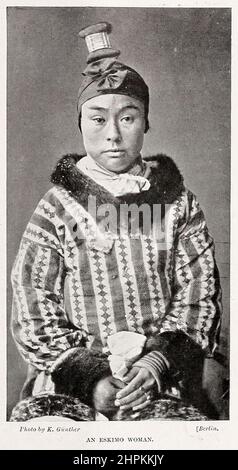 Eskimo Woman Eskimo oder Eskimos bezeichnet zwei eng verwandte indigene Völker: Die Inuit (einschließlich der Alaskan Iñupiat, der grönländischen Inuit und der kanadischen Inuit) und die Yupik (oder Yuit) aus Ostsibirien und Alaska. Eine verwandte dritte Gruppe, die Aleut, die auf den Aleuten leben, ist im Allgemeinen von der Definition von Eskimo ausgeschlossen. Die drei Gruppen teilen sich einen relativ jungen gemeinsamen Vorfahren und sprechen verwandte Sprachen, die zur Eskimo-Aleut-Sprachfamilie gehören. Aus dem Buch „die lebenden Rassen der Menschheit“ stammt ein populärer illustrierter Bericht über die Bräuche, Gewohnheiten, Stockfoto