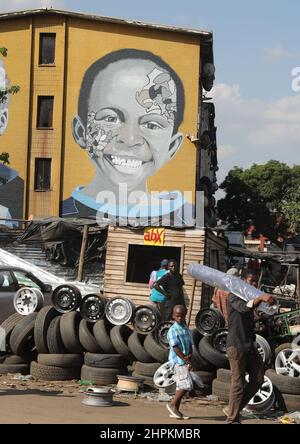 (220222) -- HARARE, 22. Februar 2022 (Xinhua) -- Straßenkunst, die auf ein Wohngebäude gemalt wurde, ist in Mbare, Harare, Simbabwe, 8. Februar 2022 zu sehen. Für viele Besucher scheint Mbare, eine der einkommensschwachen Siedlungen von Harare, eine chaotische und schmutzige Stadt zu sein. Die staubigen Straßen der Gegend, die baufälligen Wohngebäude und die überfüllten Straßenmärkte tun der Siedlung keinen Gefallen. Trotz all des Chaos, das Mbare charakterisiert, zeigt ein genauerer Blick, dass inmitten all dieses Chaos fleißige Bürger ihr Bestes geben, um in einem schwierigen wirtschaftlichen Umfeld ihren Lebensunterhalt zu verdienen. DAZU Stockfoto