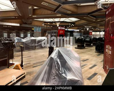 Nach den Olympischen Winterspielen in Peking 2022 in China wurden die Geschäfte und Geschäfte am Flughafen Peking geschlossen. Bilddatum: Montag, 21. Februar 2022. Stockfoto