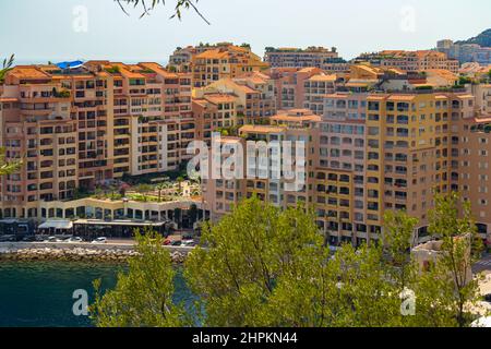 Panorama-Luftaufnahme von Fontvieille - Bezirk von Monaco-Ville.Luxus-Yacht in der Bucht von Monaco, Frankreich vertäut. Das Fürstentum Monaco ist ein Stockfoto