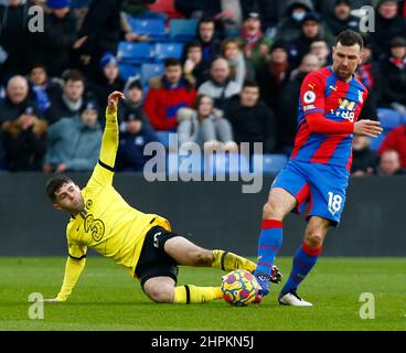 LONDON, Großbritannien, 19. FEBRUAR: Christian Pulisic von L-R Chelsea tritt in der Premier League zwischen Crystal Pal gegen James McArthur vom Crystal Palace an Stockfoto