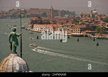 Luftaufnahme, Giudecca-Kanal vom Turm San Giorgio aus gesehen, Insel San Giorgio Maggiore, Venedig, Venetien, Italien, Europa Stockfoto